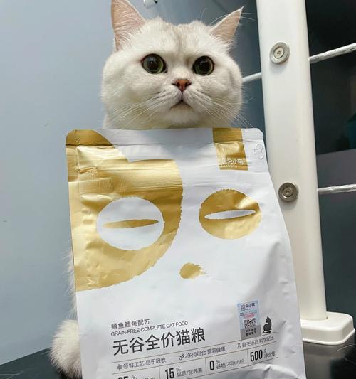以蓝白英短为主的猫粮选择（为你的英短选择合适的猫粮）